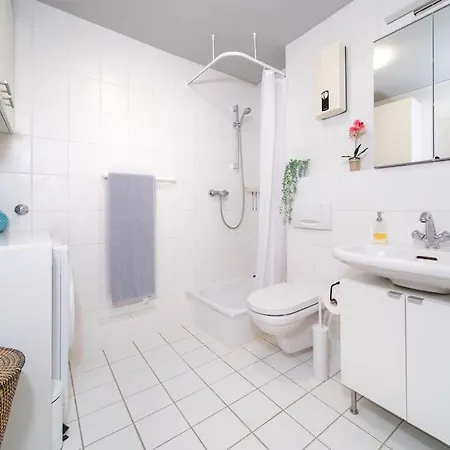 Mit Sonnenbalkon, 10 Minuten Zum Bahnhof, 5 Minuten Zum Luisenviertel