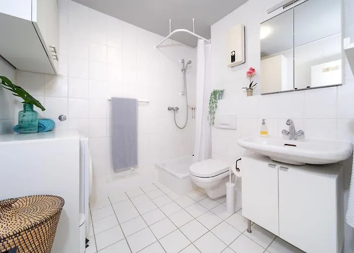 Mit Sonnenbalkon, 10 Minuten Zum Bahnhof, 5 Minuten Zum Luisenviertel